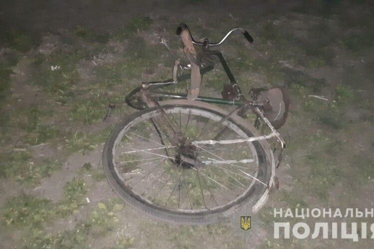 На Рівненщині п'яний, як чіп, водій «Жигуля» збив велосипедиста (Фото)
