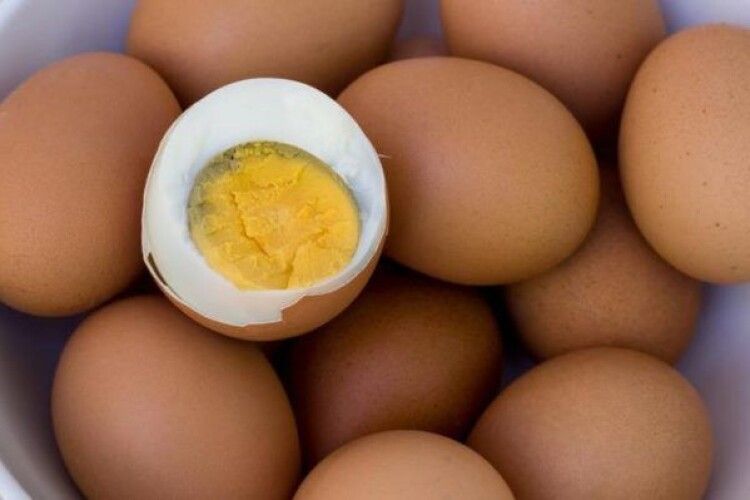 Чоловік посперечався з кумом, що зможе з'їсти 50 варених яєць – помер, наминаючи 42-ге...