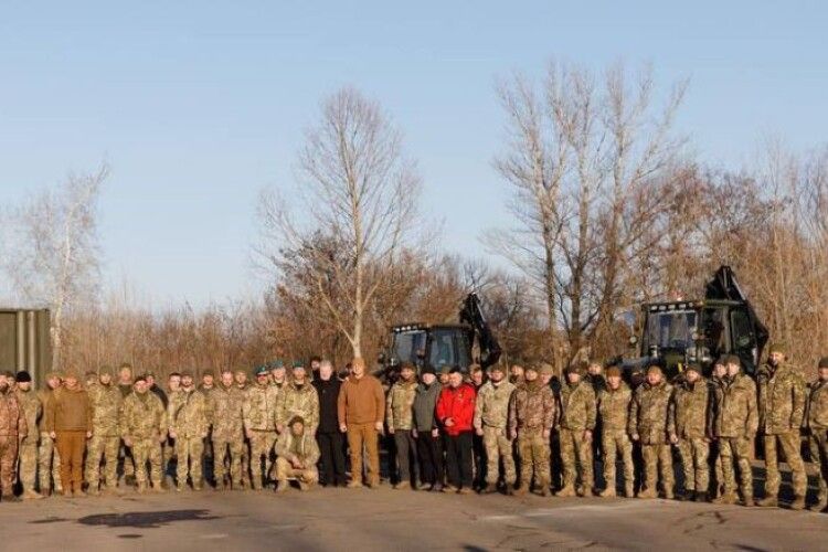 Порошенко привіз дрони і техніку у 15 бригад і батальйонів, які воюють на Покровському напрямку