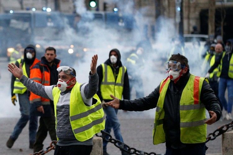 У Парижі «жовті жилети» знову почубилися з поліцією