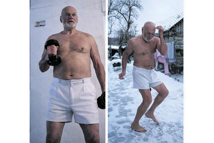 81-річний дід Петро танцює босоніж на снігу (Відео)