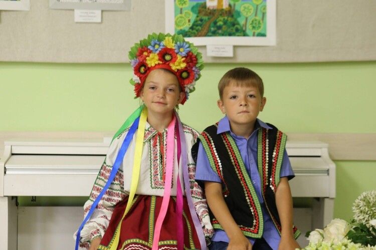 Неймовірні фото: вимушені переселенці в Ковелі приміряли українське національне вбрання (Фото)