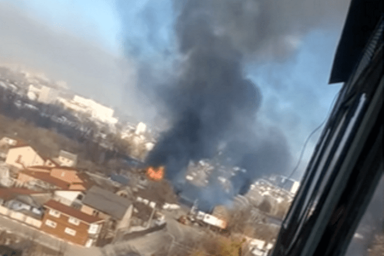 Біля Києва через обстріли загорілися житлові будинки (Відео)