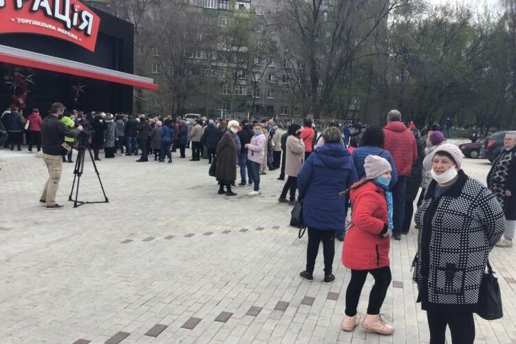 Який там коронавірус: сотні українців штурмували новий супермаркет