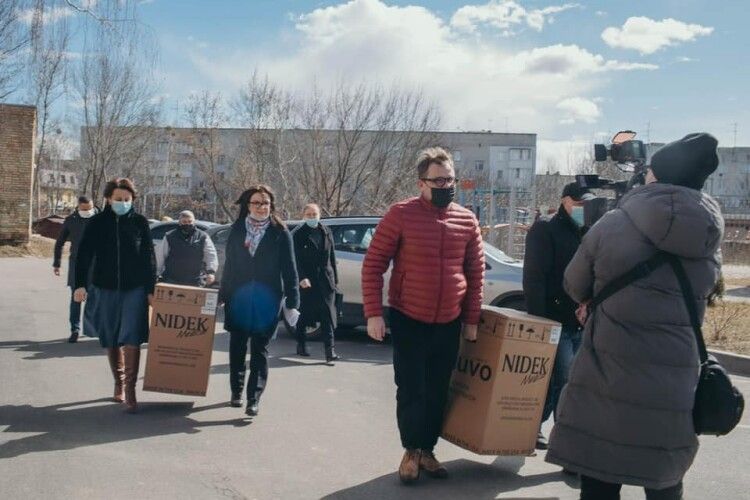 У Бородянку на Київщині привезли кисневі концентратори від Порошенка