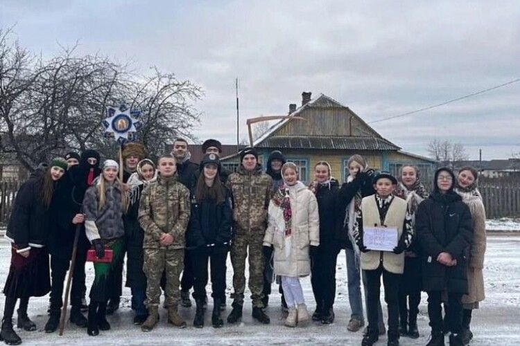 Школярі із села на Волині передали наколядовані 100 тисяч гривень на підтримку захисників