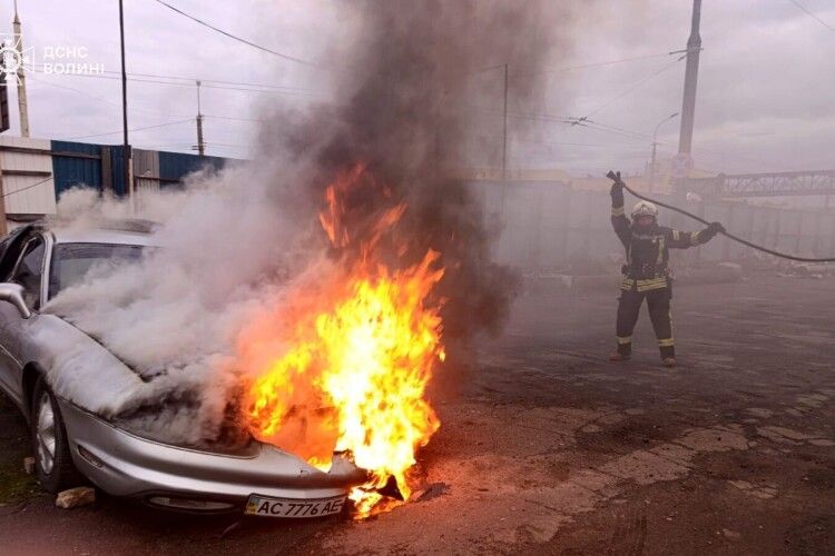 Горіли торф'яники, автомобіль та житловий будинок: що спричинило пожежі на Волині