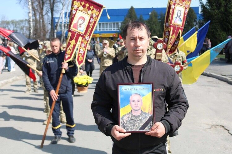 Жителі волинської громади на колінах зустріли Героя на «щиті» (Фото)