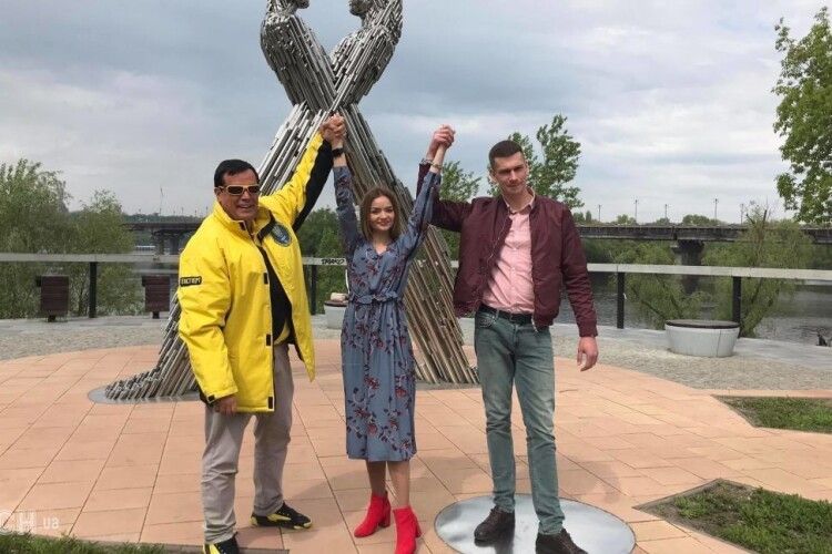 Хлопець із пари закоханих, яка скувала себе ланцюгом, продає його за 3 млн доларів