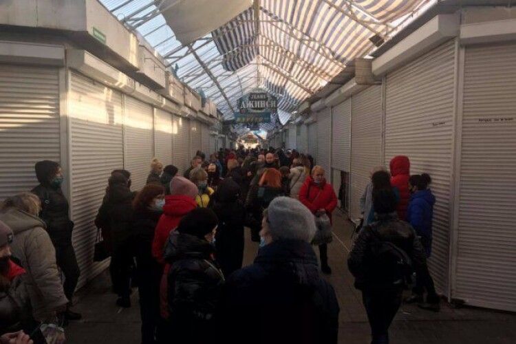 Карантин вихідного дня: у Луцьку працівникам Варшавського ринку не дають працювати