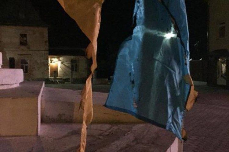 Суд відмовився заарештувати палія українських прапорів