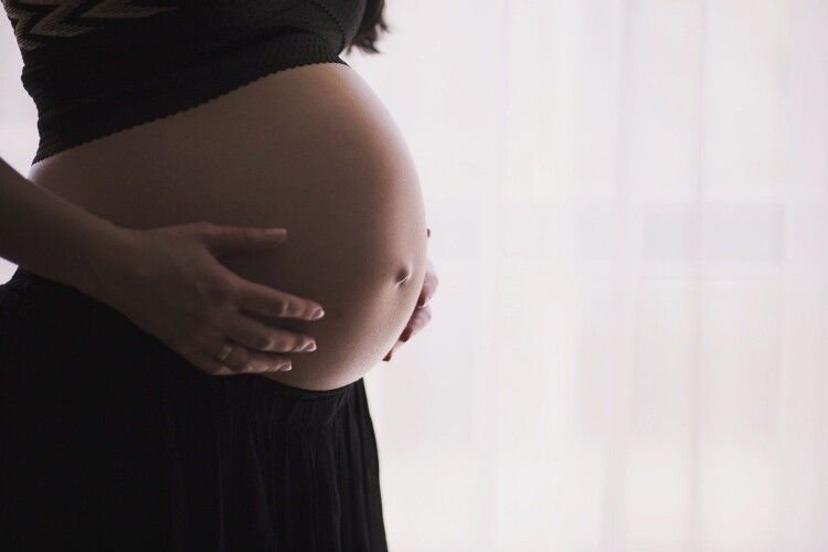 Лікарі думали, що пухлина: жінка не знала про вагітність, поки не народила