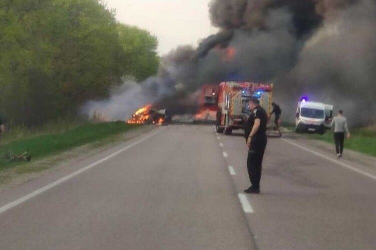 У жахливій автотрощі на Рівненщині загинуло 16 людей: зіткнулися бензовоз, мікроавтобус та легковик (Фото) 