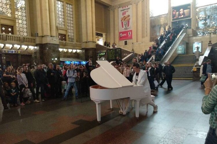  Піаніст Хмара влаштував несподіваний концерт на київському вокзалі: грав «Червону руту»   (ВІДЕО)