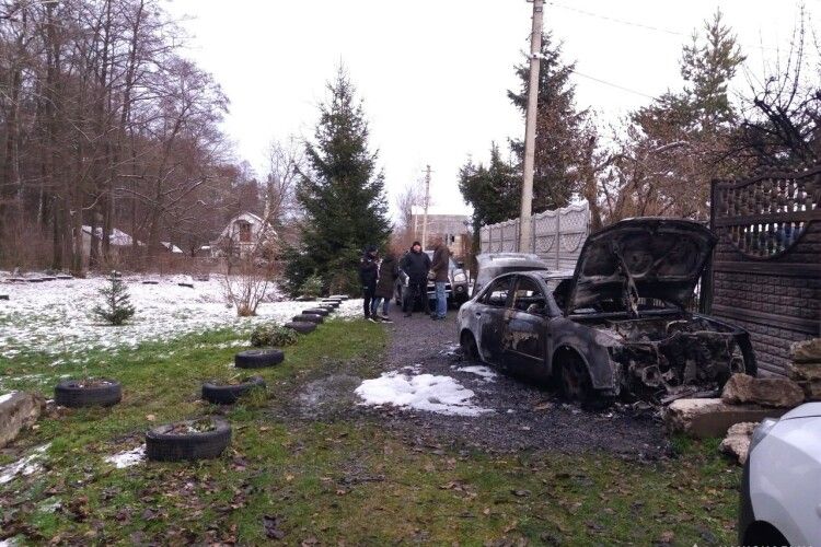 Можливо, підпал: на Рівненщині вщент згорів легковий автомобіль (Фото)