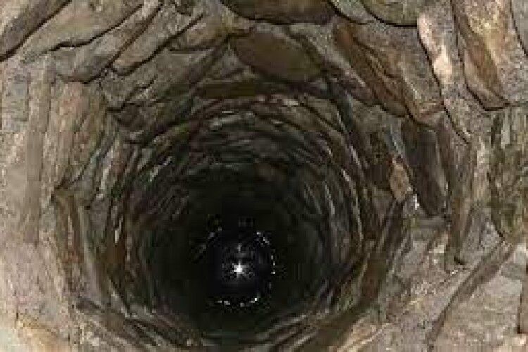 У каналізаційному колодязі в Червонограді виявили тіло чоловіка