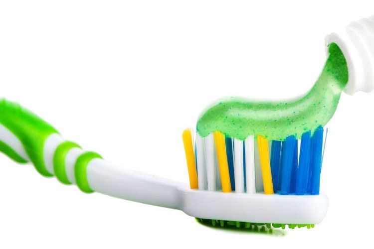 Зубна паста для чистих зубів і… блискучих кранів