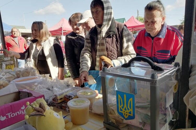 Волонтери з Горохівського коледжу на благодійному ярмарку вторгували для ЗСУ понад 35 тисяч гривень (Фото)
