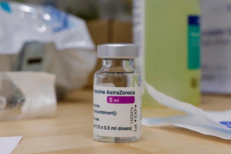 Німеччина та Франція згортають щеплення населення вакциною AstraZeneca