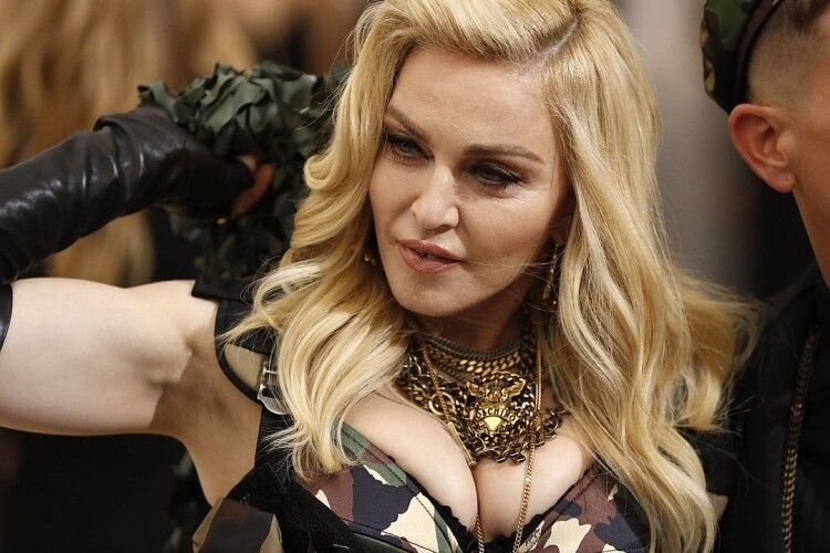 61-річна співачка Мадонна знялася в самих трусах та прозорому ліфчику (Фото)