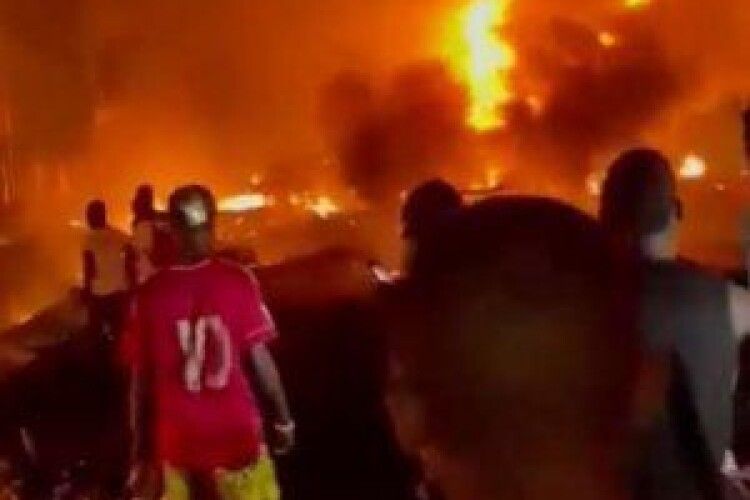 Понад 100 загиблих, згоріли дві АЗС і десятки будинків: посеред вулиці вибухнув бензовоз (Відео)