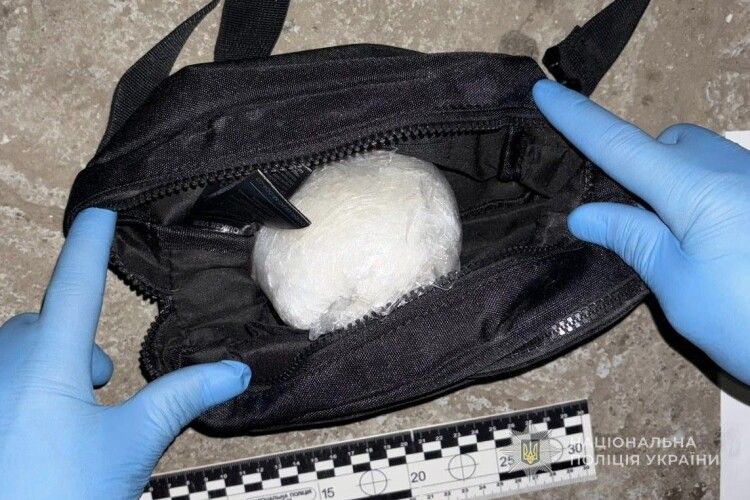 На Волині затримали наркодилера з партією психотропів на сотні тисяч гривень