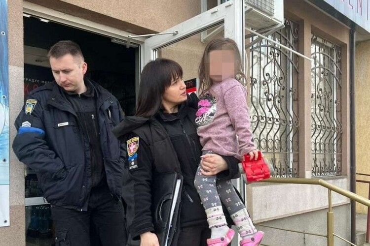Блукала містом без нагляду: у Нововолинську виявили 3-річну дитину