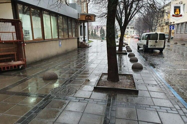 У центрі Луцька встановили обмежувачі на тротуарах (Фото)