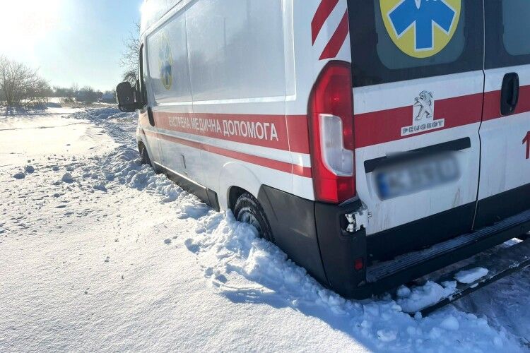 На Волині визволяли зі снігового полону карету швидкої допомоги