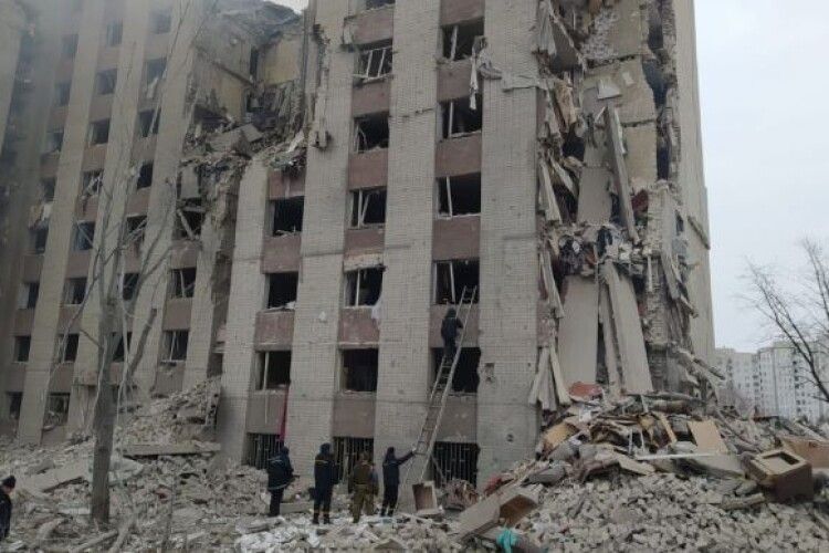 Під завалами гуртожитка в Чернігові виявили тіла 5 осіб, з яких 3 дітей