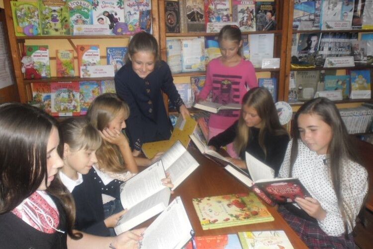 Німецька українка подарувала книги Заболоттівській бібліотеці