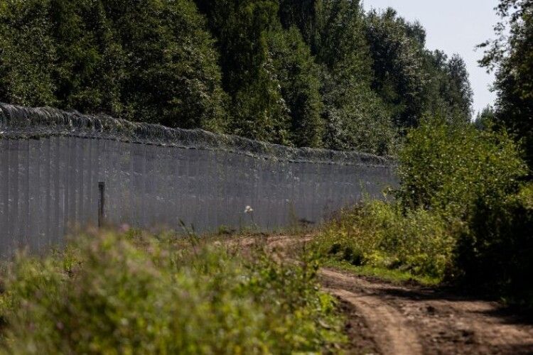 Литва добудувала паркан на кордоні з білоруссю