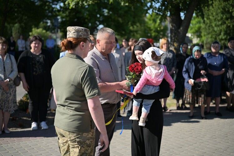 У громаді на Волині родинам полеглих воїнів вручили посмертні ордени «За мужність»