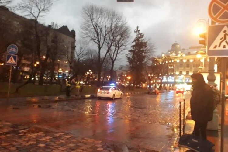 У центрі Львова маршрутка переїхала двох жінок: одна загинула на місці (Фото)