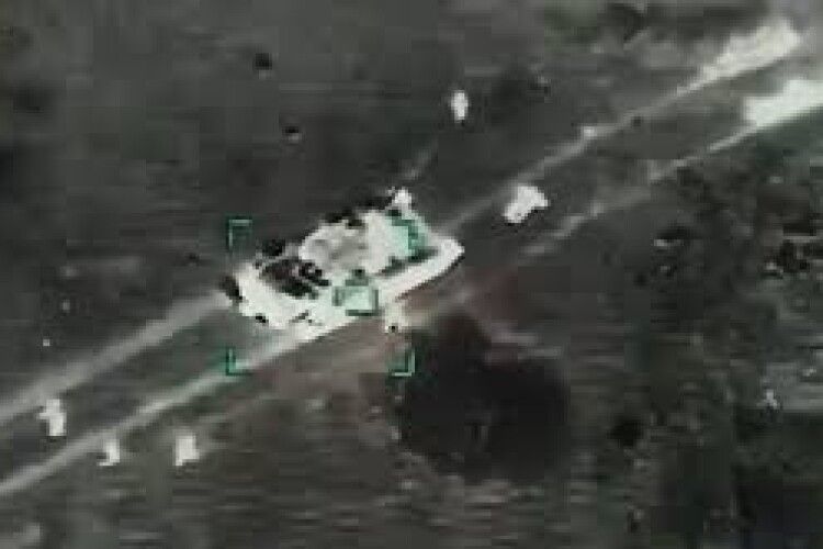 ЗСУ за допомогою Bayraktar чавить російські танки, неначе тарганів (Відео 18+)