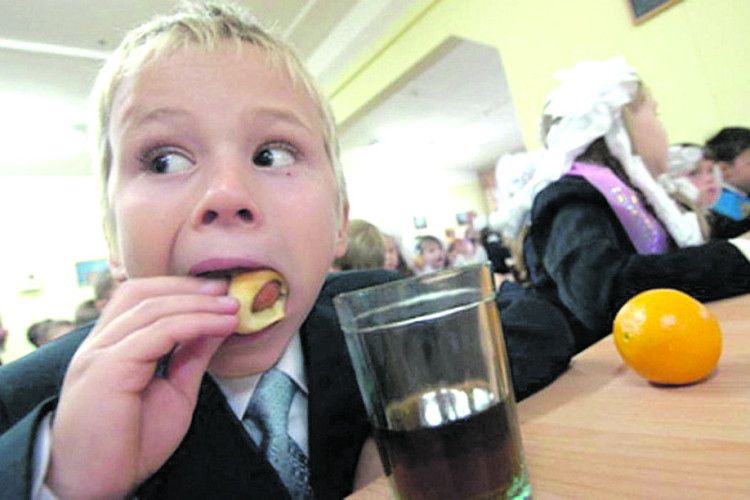 Панове, які керують Луцьком: чому в шкільних їдальнях – ​золоті яблука і ще золотіші мандарини?