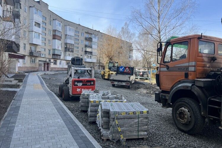 У Ковелі капітально ремонтують занедбані двори (Фото)