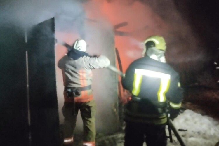 На Волині вночі горіли дві господарські споруди