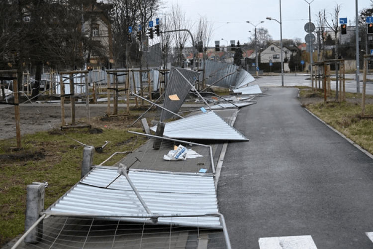 Польща потерпає від сильних вітрів: пів мільйона споживачів без світла, є загиблий 