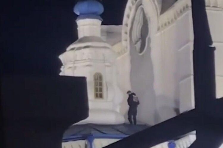 Малолітнє дурло залізло на дах кафедрального собору й сходило там в туалет