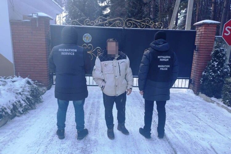 Єгиптянина, що незаконно проживав на Рівненщині, доставили на Волинь