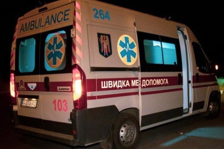 Світ не без добрих людей: волинянин допоміг швидкій, що зламалася дорогою на виклик
