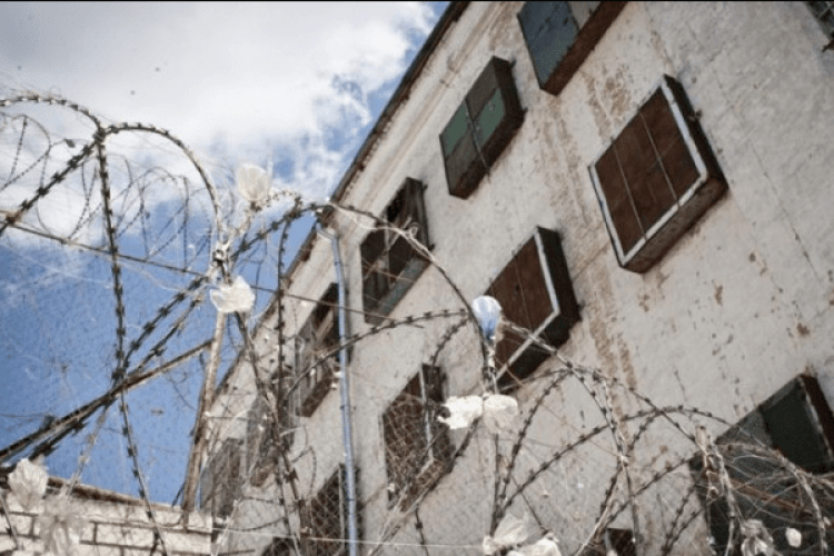 У Чернігівському СІЗО виявили в'язня з порізами на шиї, чоловік помер до приїзду швидкої