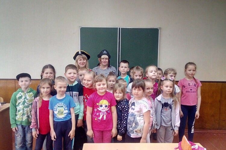 Добропорядні волинські бібліотекарки перетворилися на зухвалих піраток (фото)