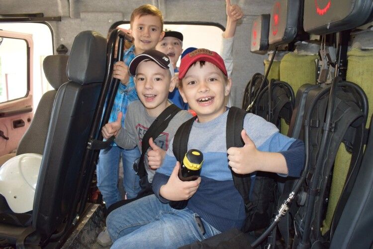 У Рівному посеред білого дня група першокласників захопила пожежний автомобіль (фото)
