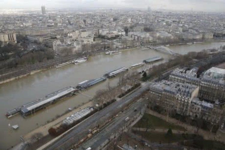 Повінь у Парижі: рівень води у Сені наближається до піку