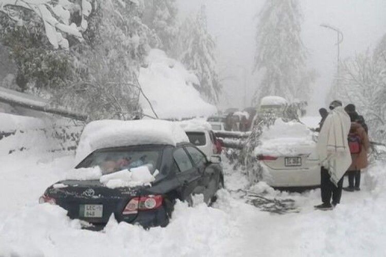 Щонайменше 16 туристів загинули, застрягши на гірській трасі під час снігопаду