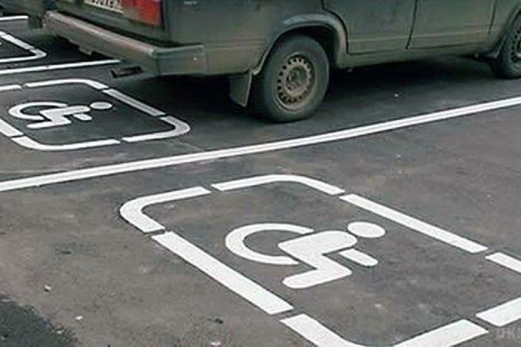 Патрульні Луцька штрафують водіїв, які паркуються на місцях для інвалідів