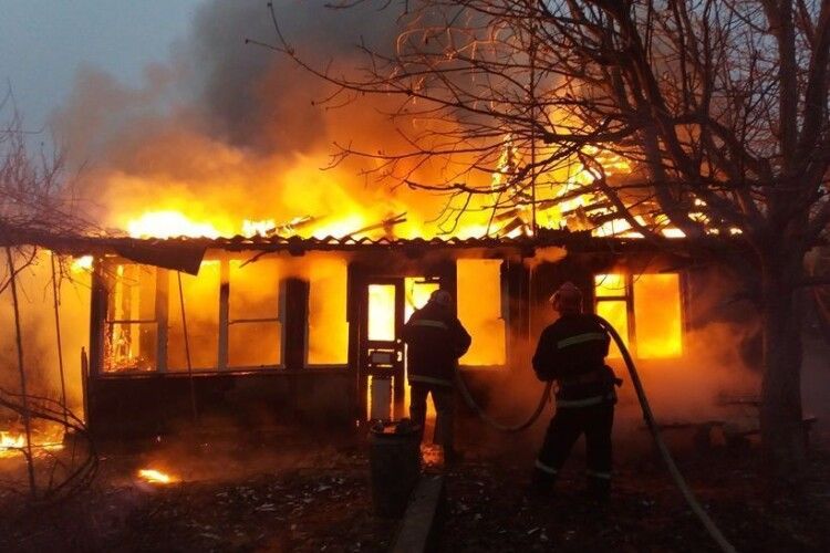 У Маневичах пожежа з господарської будівлі перекинулася на сусідню
