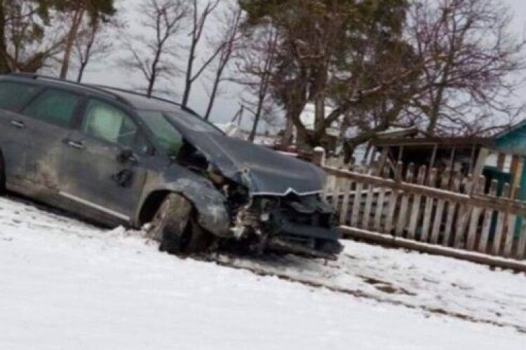 Зруйнована зупинка та понівечене авто: подробиці ДТП на Рівненщині (Фото)